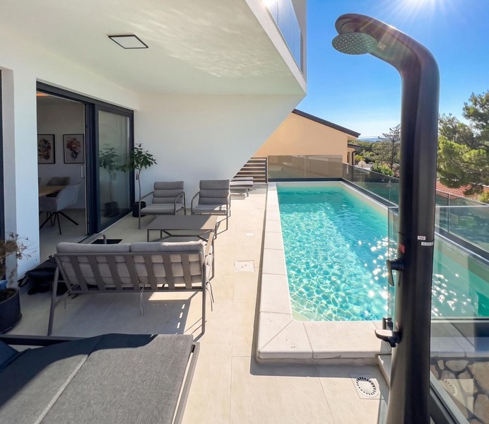 Piscina con doccia all'aperto e zona relax