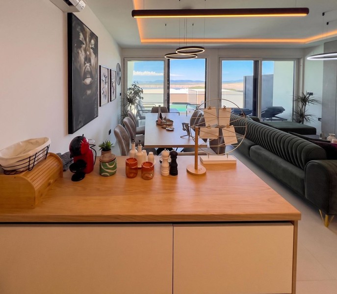 Cucina con bancone e vista sulla zona giorno