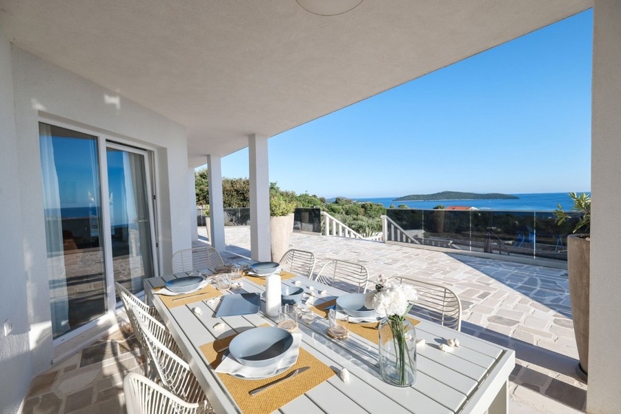 Terrazza coperta con tavolo da pranzo presso la piscina