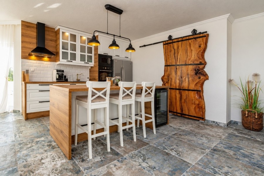 Seconda cucina con porta scorrevole in legno nella villa accanto