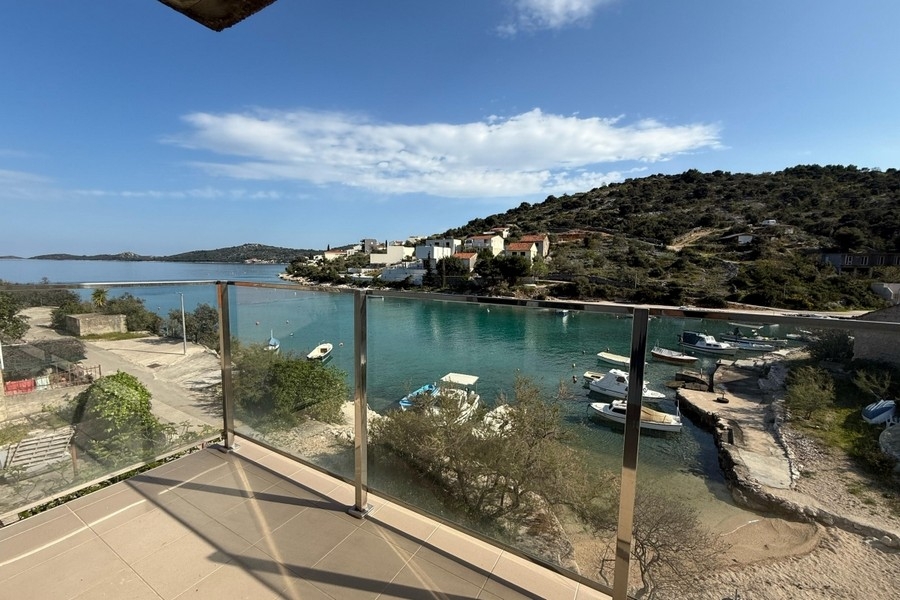 Casa in vendita in Croazia - casa plurifamiliare con vista mare a Rogoznica