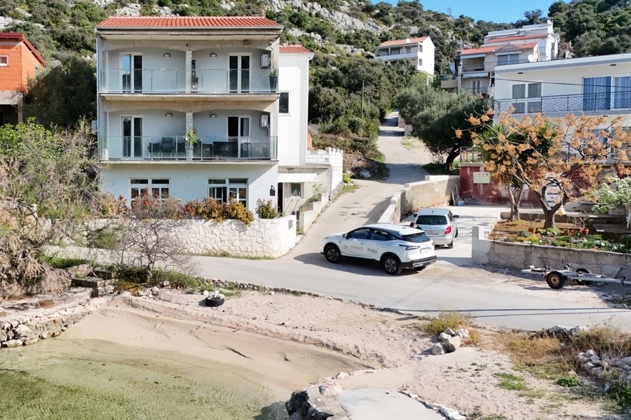 Casa plurifamiliare a tre piani con balconi direttamente sulla baia