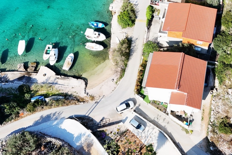 Veduta aerea della baia con barche e la casa in prima fila