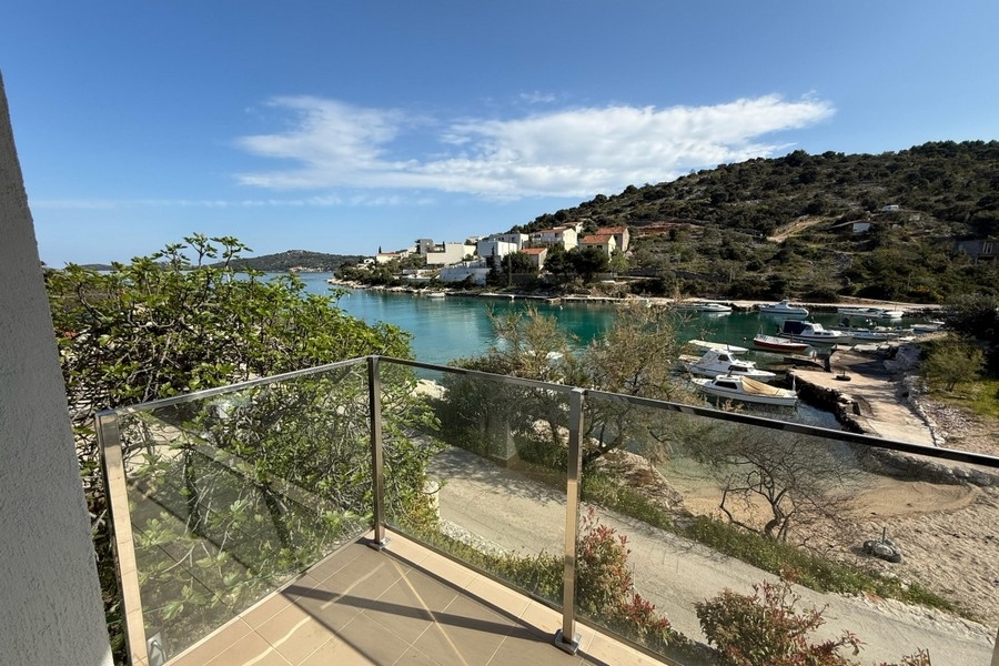 Balcone con parapetto in vetro e vista sulla baia vicino a Rogoznica