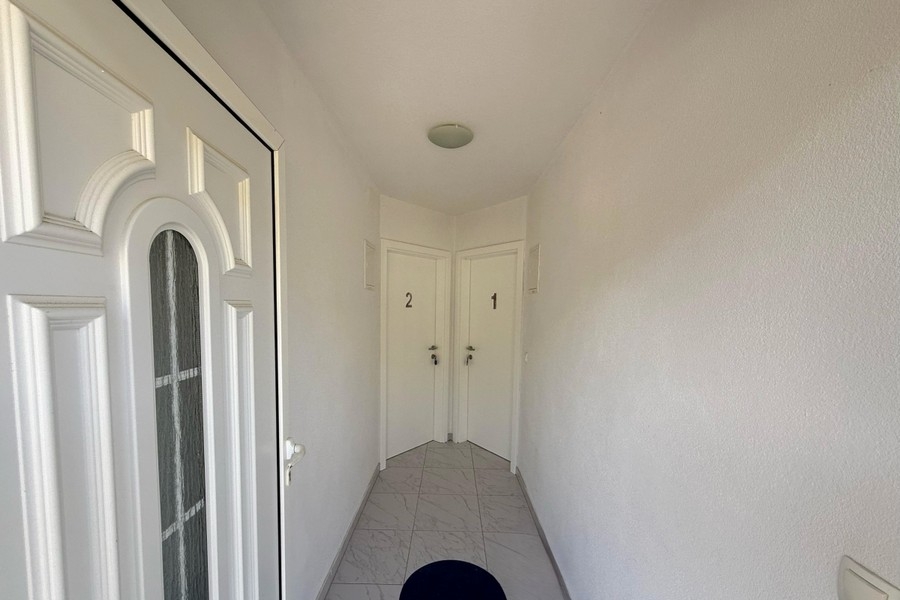 Corridoio con porte d'ingresso alle unità abitative
