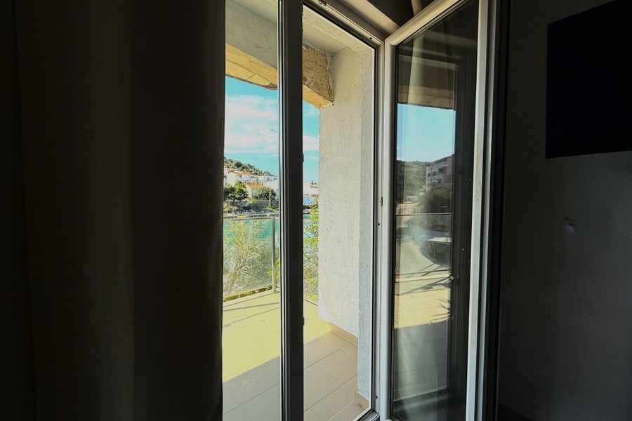 Camera da letto con finestra a tutta altezza e vista sulla baia