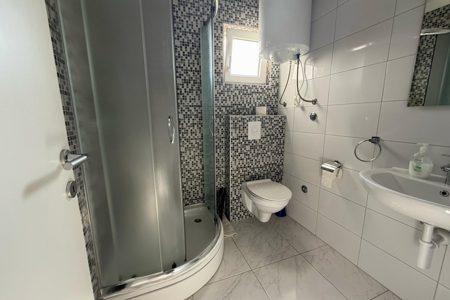 Bagno con box doccia, WC e lavabo