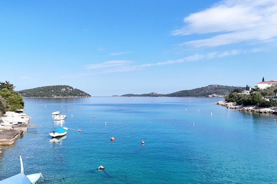 Vista sulla baia, sulle isole e sulle barche in mare