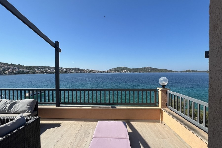 Terrazza con lounge e vista sulla baia fino al paese
