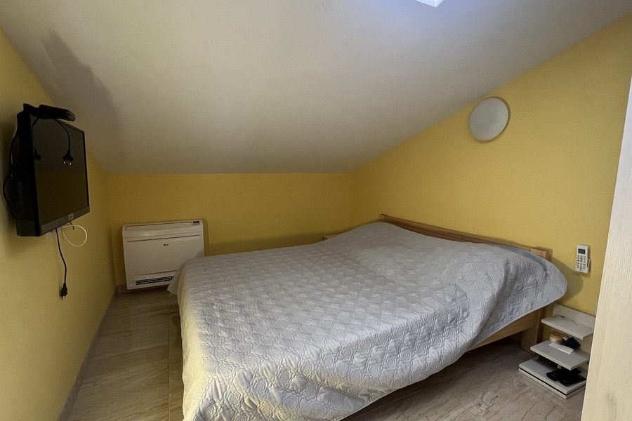 Camera da letto con letto matrimoniale e climatizzazione