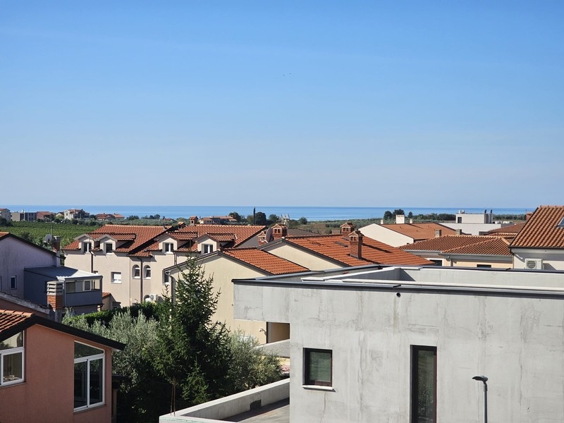 Vista mare sopra i tetti dalla villa vicino a Novigrad