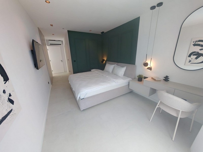 Camera da letto con scrivania e televisore