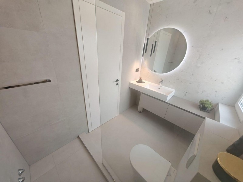 Bagno con specchio illuminato