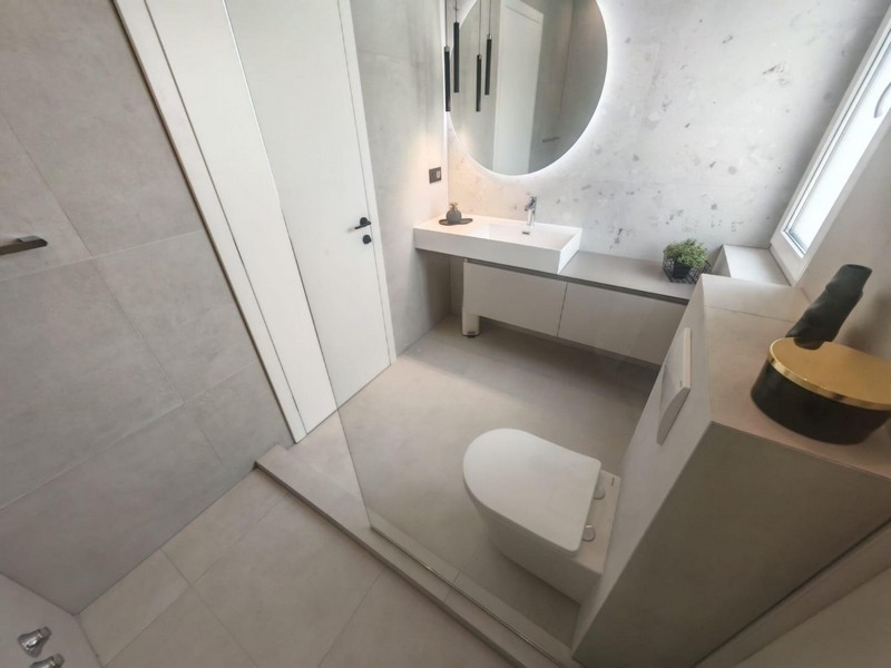 Bagno con doccia, WC e lavabo