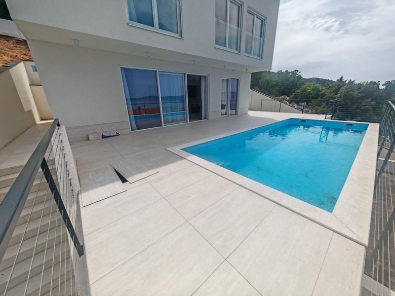Terrazza della piscina davanti alla zona giorno della villa