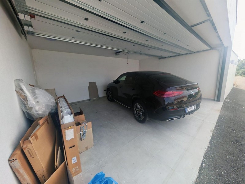 Garage con spazio per i veicoli