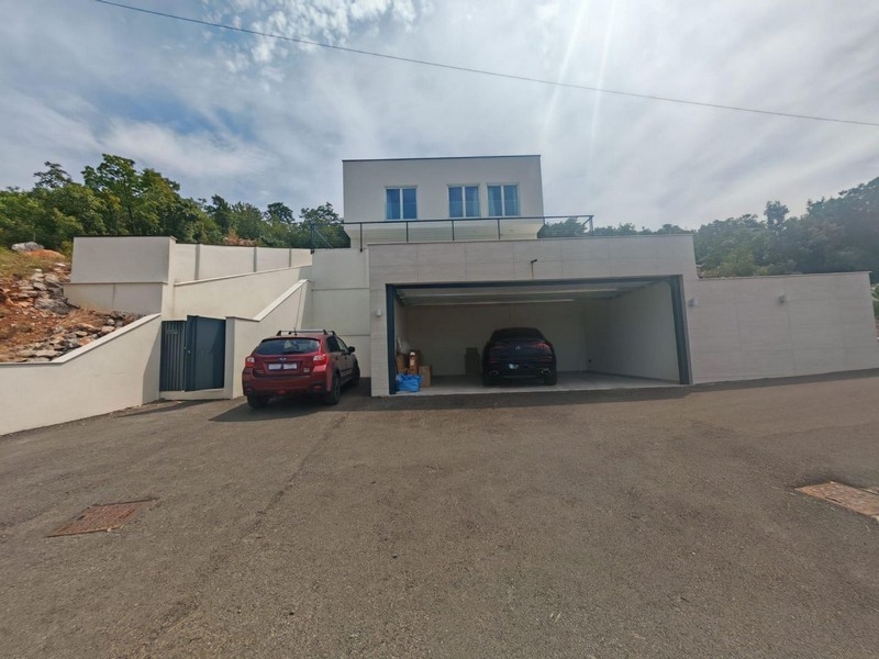Accesso alla villa con garage doppio