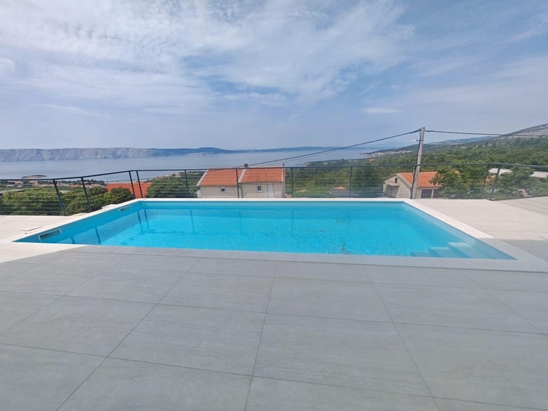 Piscina con vista sul mare e sull'isola di Krk