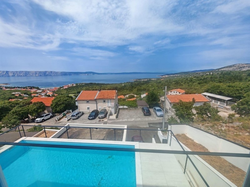 Vista dal balcone sulla piscina, su Klenovica e sul mare
