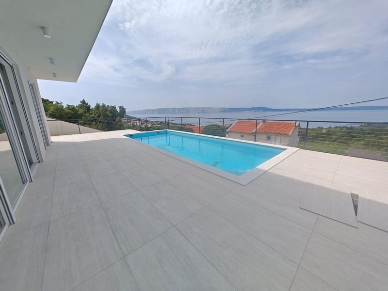 Grande terrazza con piscina e vista mare