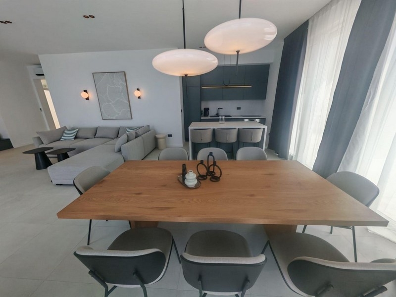 Tavolo da pranzo per dieci persone davanti alla cucina