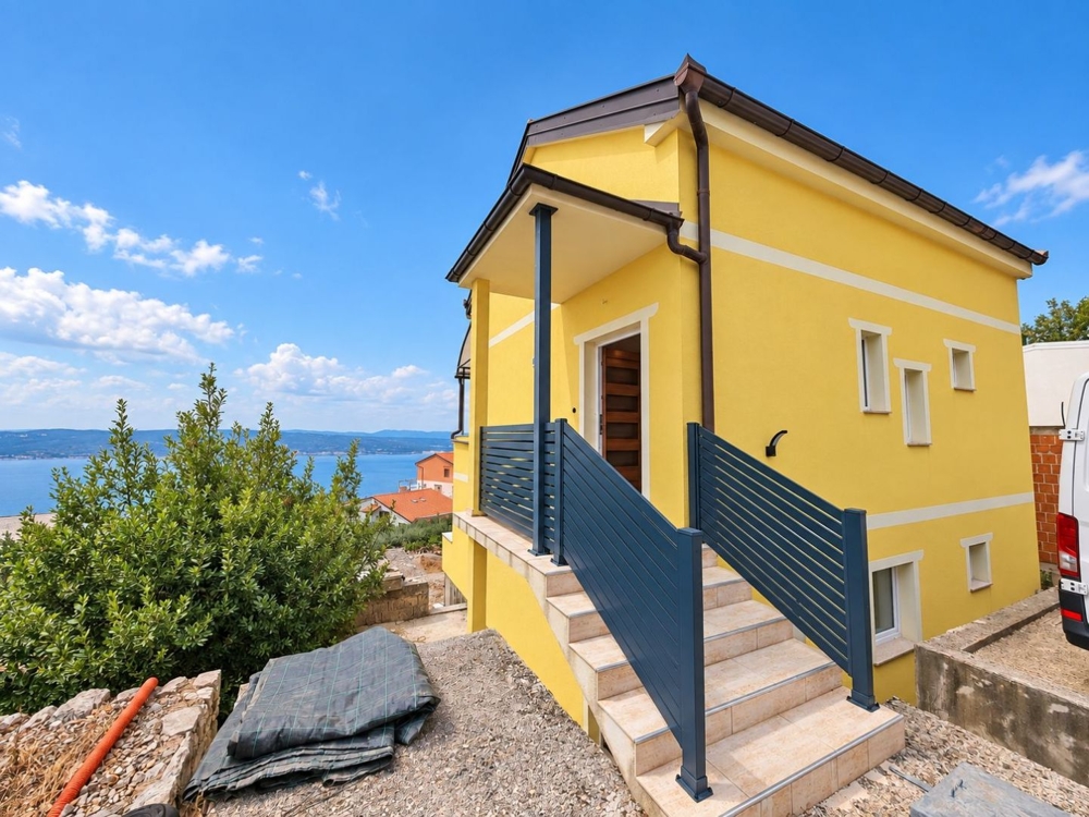 Scala esterna verso l'ingresso con vista sul mare