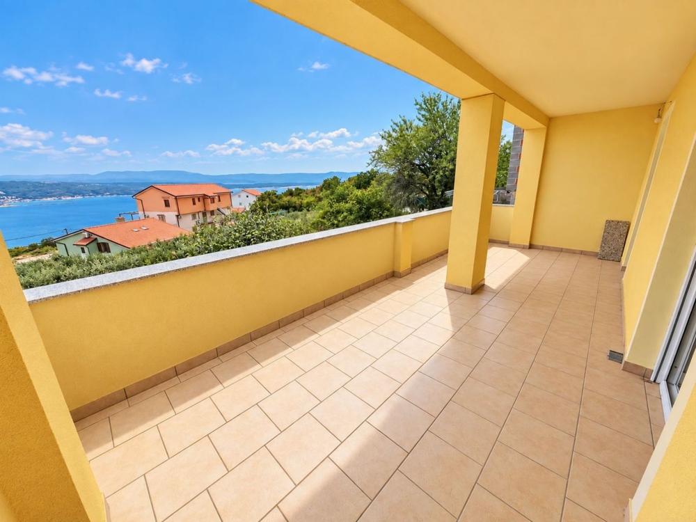Terrazza piastrellata con vista mare