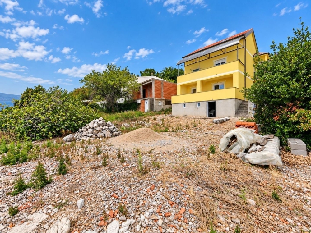 Casa con terreno e vista sul mare