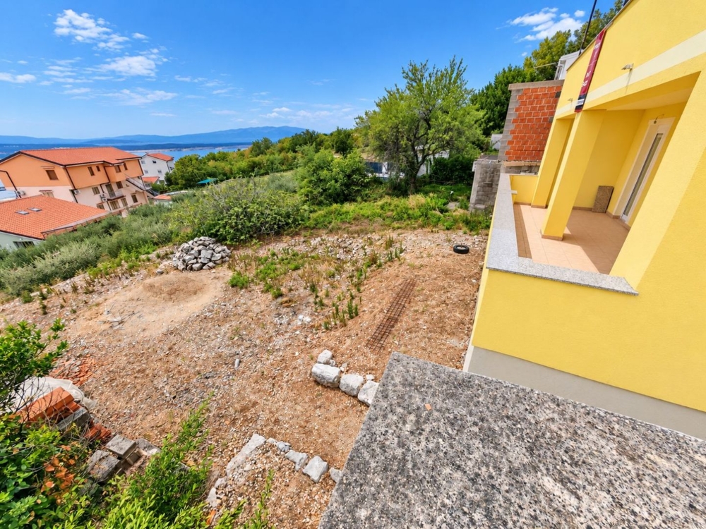 Terreno accanto alla casa con spazio per una piscina