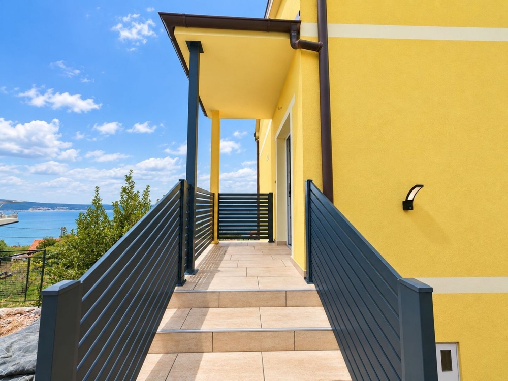 Ingresso con scala e ringhiera