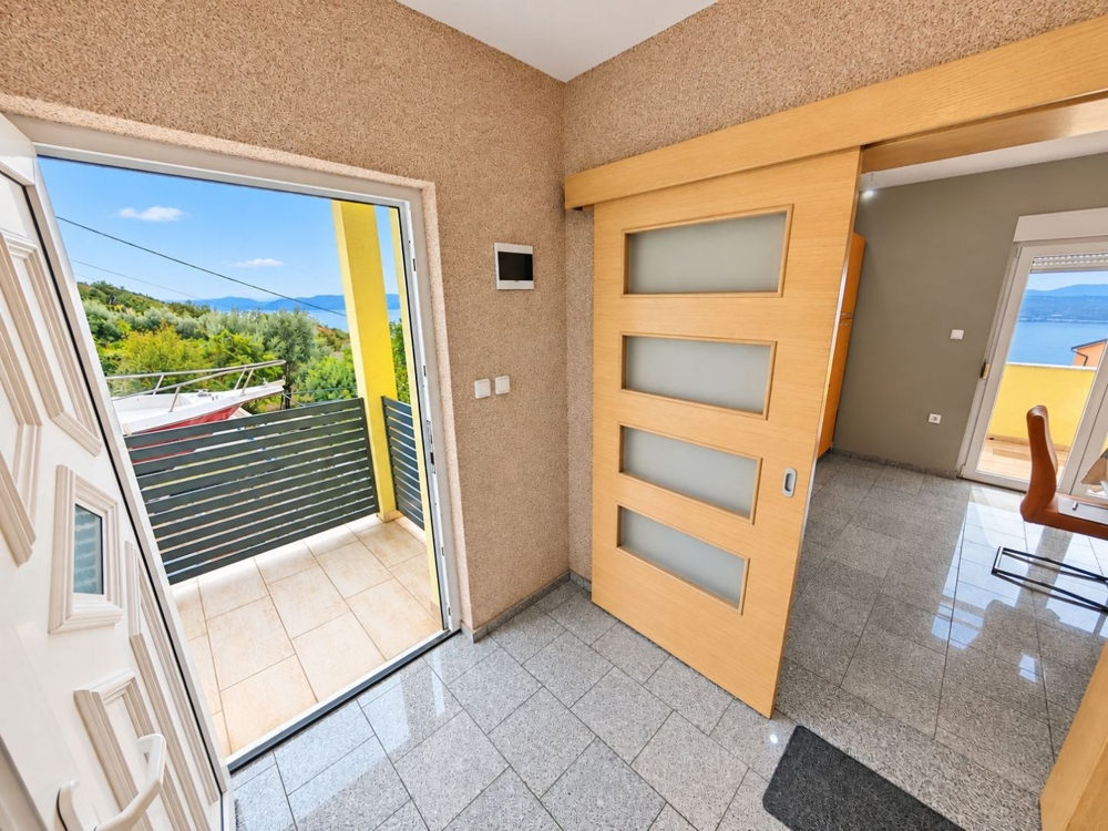 Corridoio con porta a vetri e accesso alla terrazza
