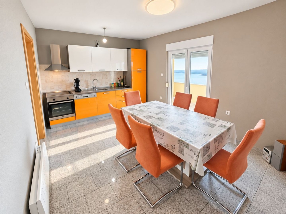 Cucina con zona pranzo e uscita sulla terrazza