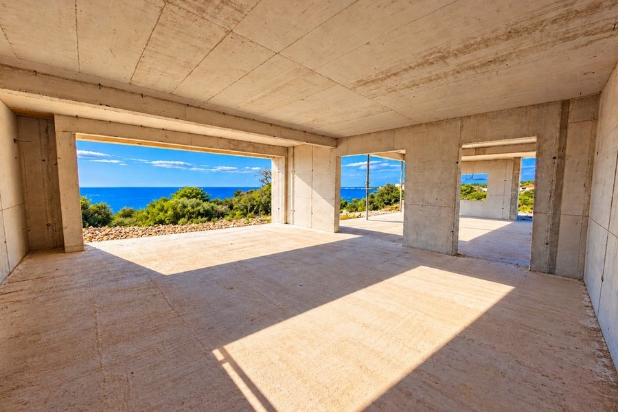 Zona giorno allo stato grezzo con vista sul mare