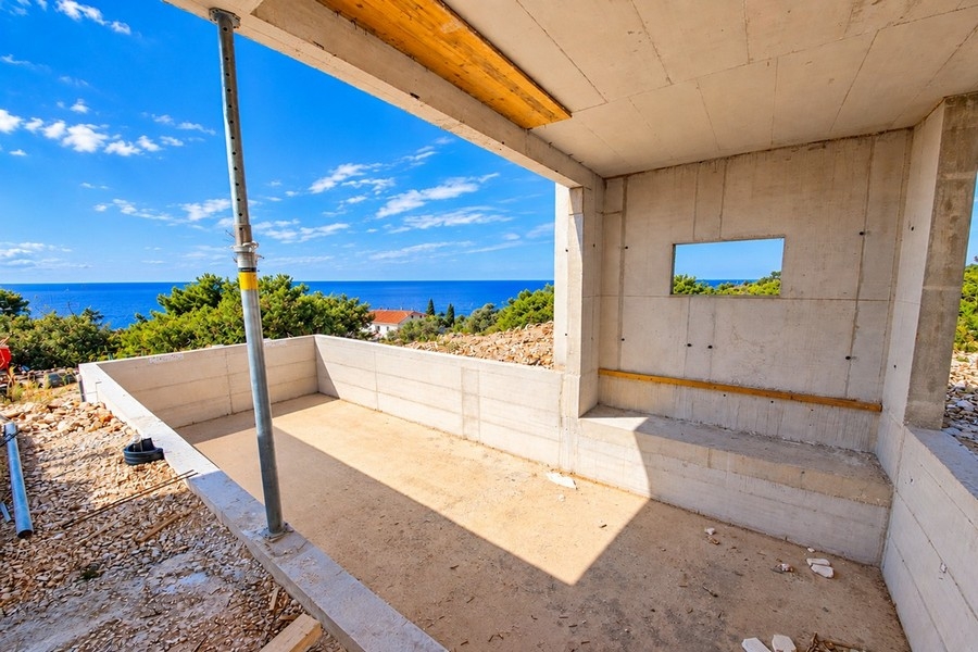 Terrazza superiore allo stato grezzo con vista mare