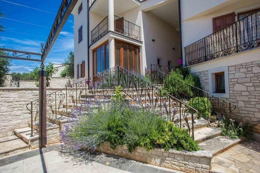 Esterno della casa con scala e lavanda