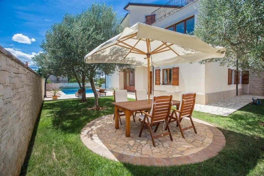 Zona salotto sotto gli ulivi in giardino