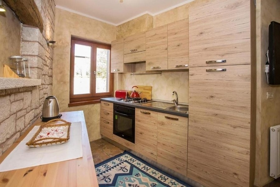 Cucina con parete in pietra naturale
