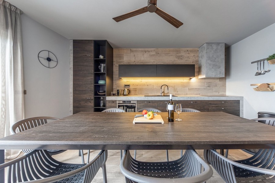 Cucina moderna con grande tavolo da pranzo