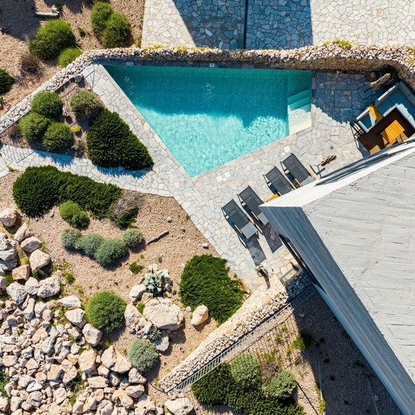 Piscina e giardino visti dall'alto