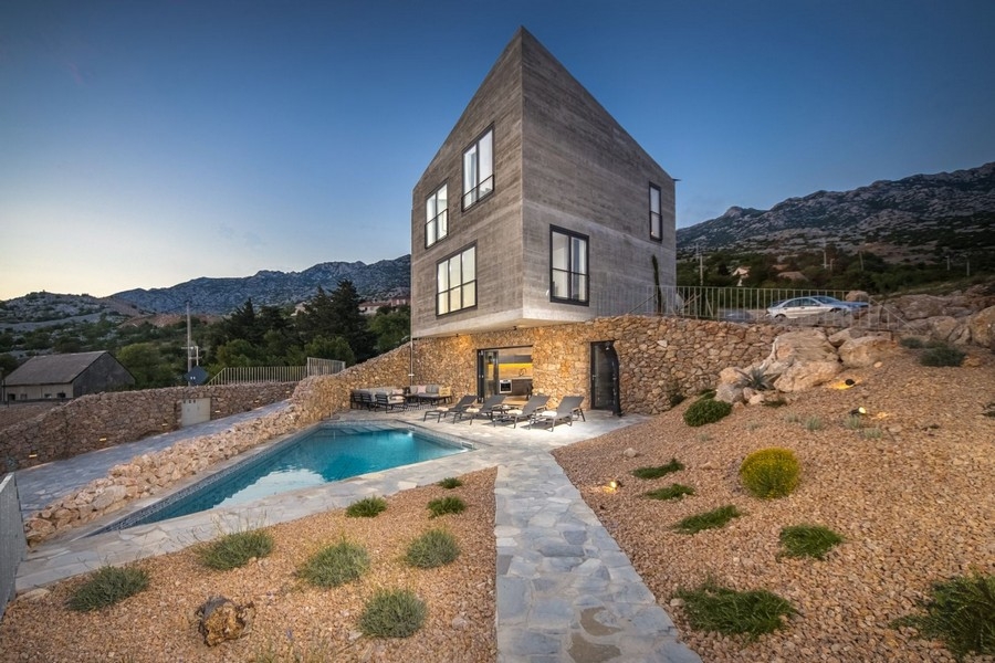 Esterno della villa con piscina la sera