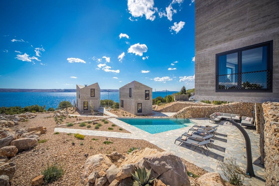 Terrazza della piscina con lettini e vista mare