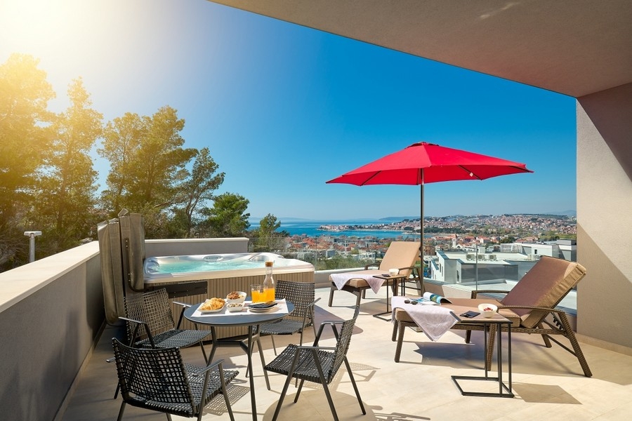 Villa con terrazza sul tetto e vista mare a Podstrana