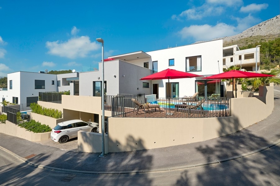 Esterno della villa moderna a Podstrana