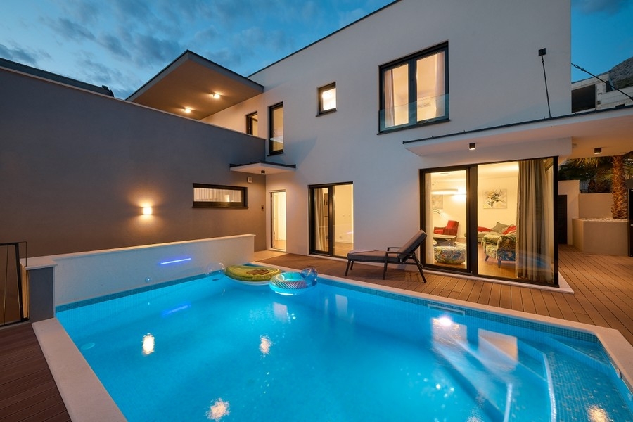 Piscina riscaldata davanti alla villa la sera