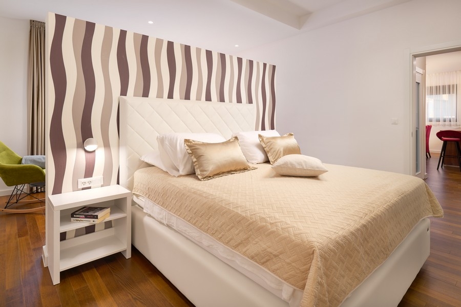 Camera da letto luminosa con letto matrimoniale