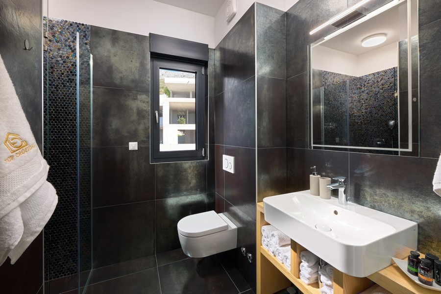 Bagno con doccia a filo pavimento