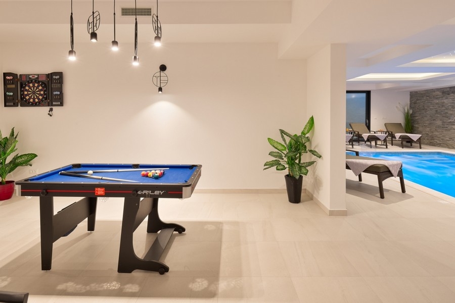 Sala giochi con tavolo da biliardo presso la piscina interna
