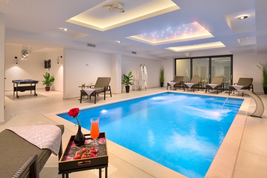 Piscina interna nell'area wellness della villa
