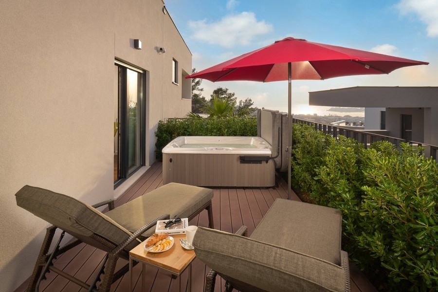 Terrazza con idromassaggio e lettini