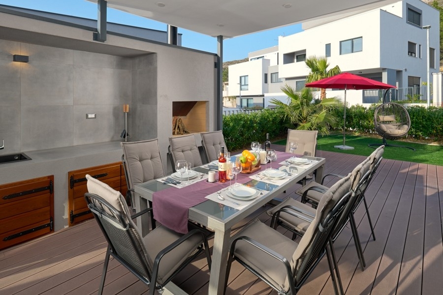 Cucina estiva con zona pranzo all'aperto